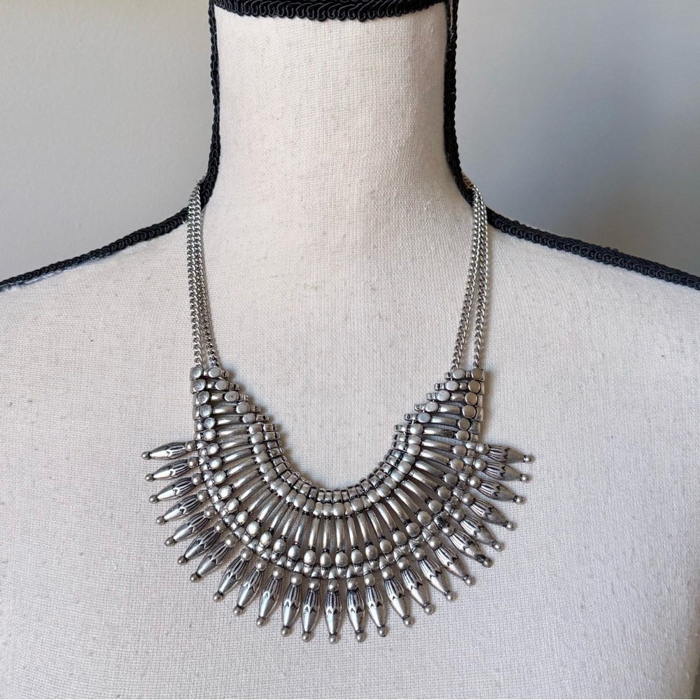 Chic Silver Necklace with Intricate Design